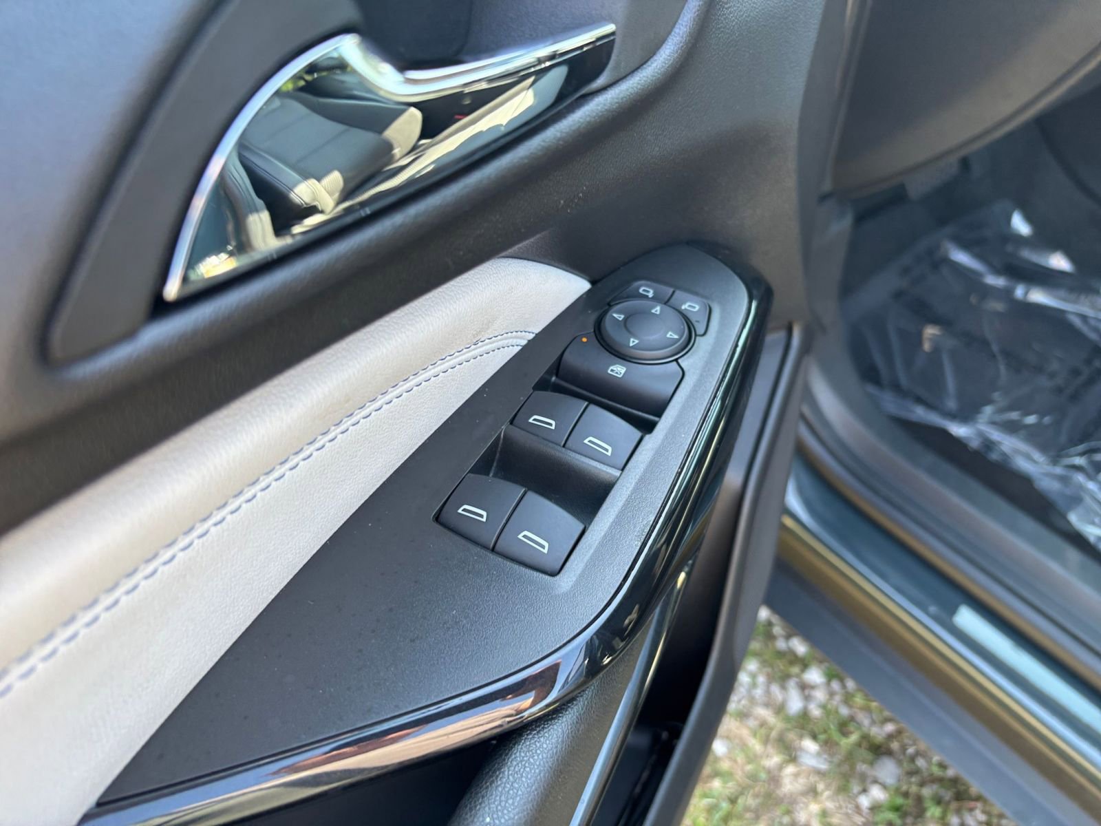 Used 2025 Chevrolet Trax LT w/ LT Convenience Package image 18