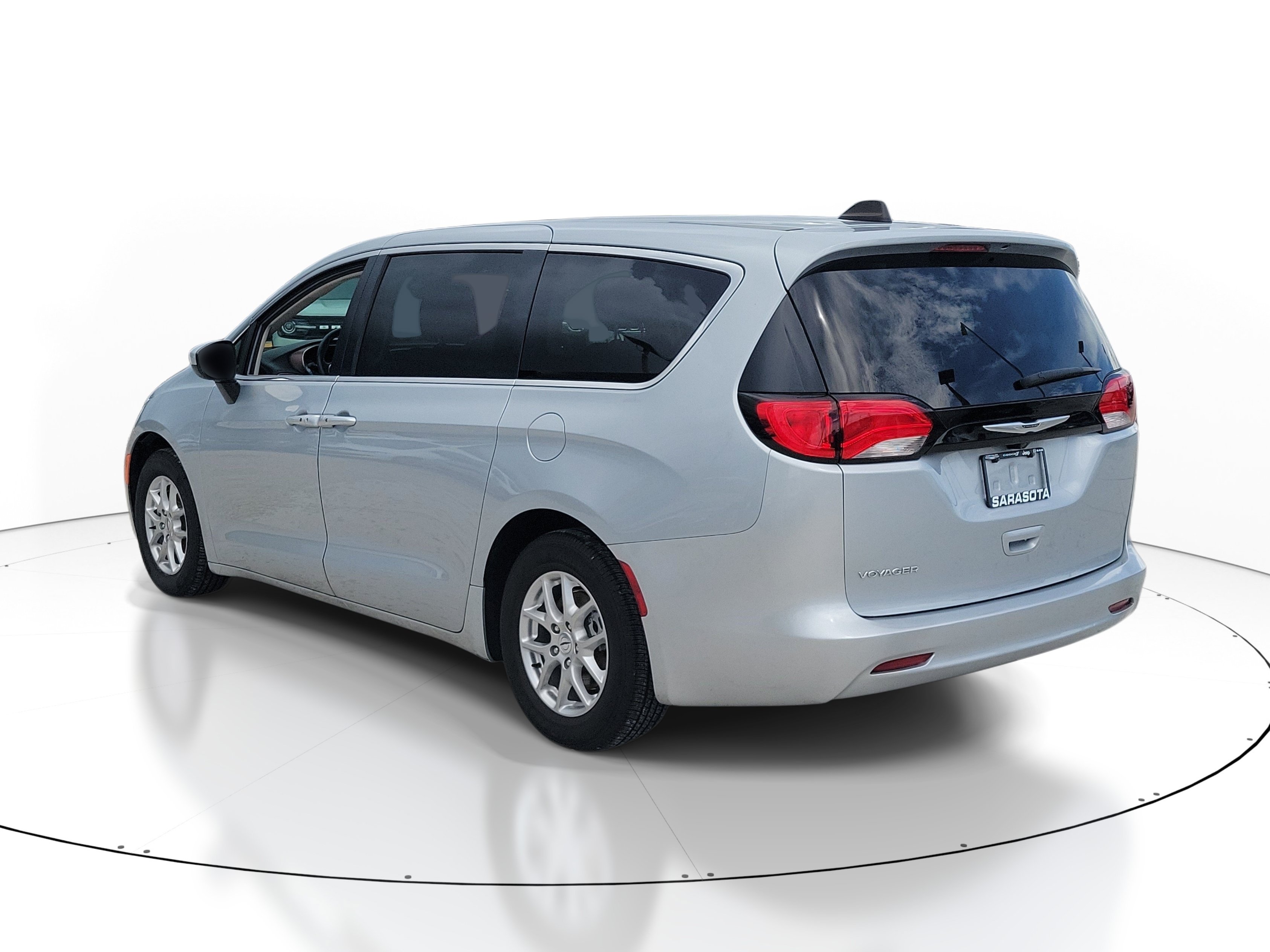 Used 2023 Chrysler Voyager LX FWD image 4