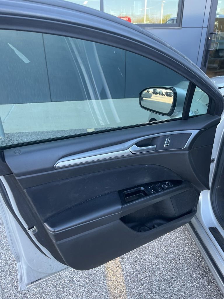 Used 2016 Ford Fusion SE image 6