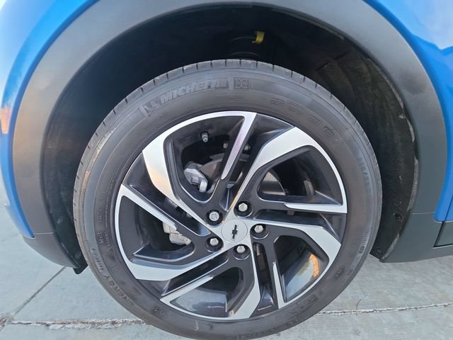 Used 2023 Chevrolet Bolt LT w/ Infotainment Package FWD image 31