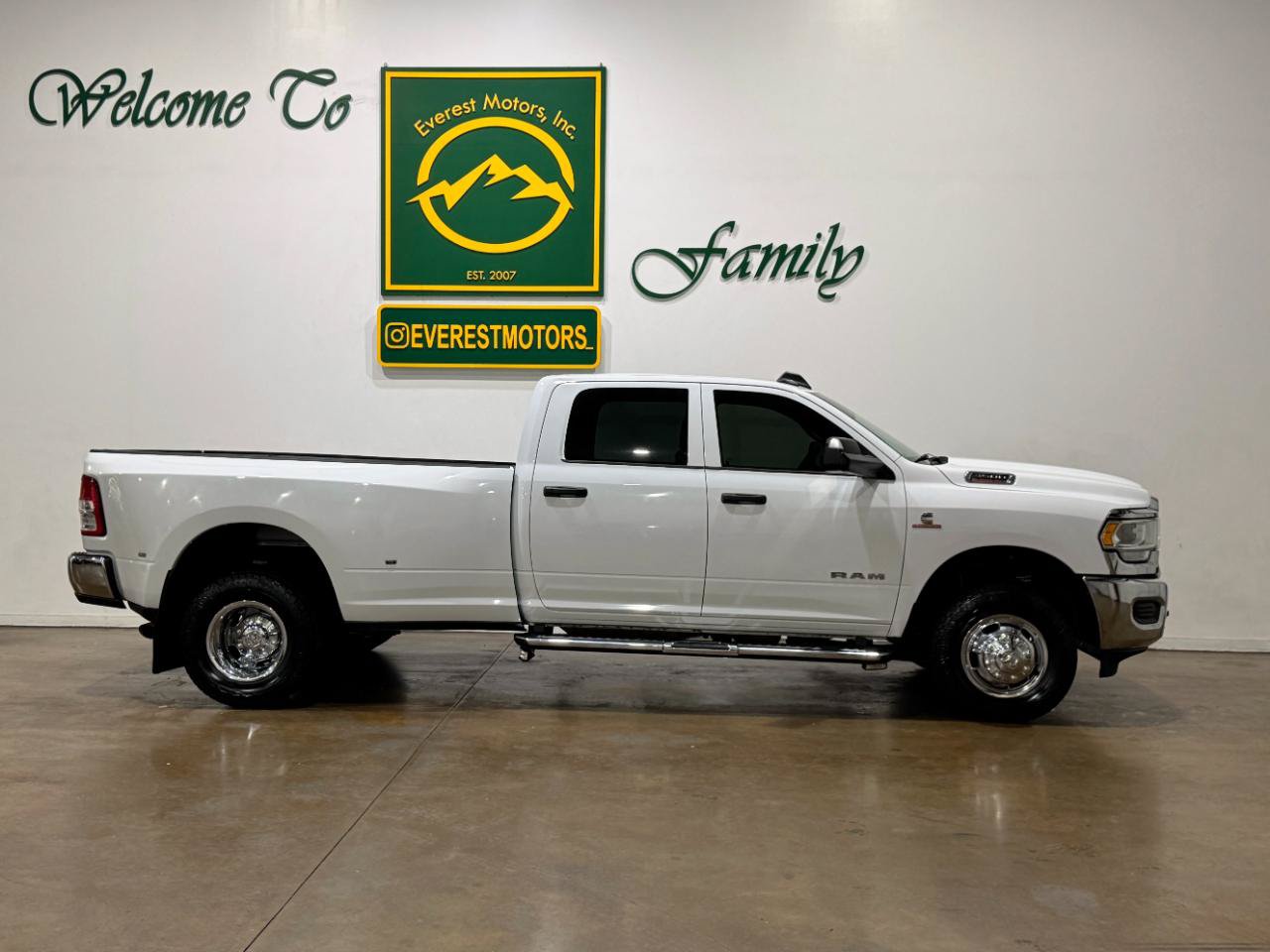 Used 2022 RAM 3500 Tradesman w/ Chrome Appearance Group AWD/4WD image 9