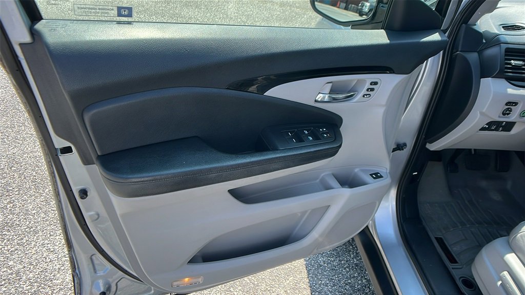 Used 2017 Honda Pilot Touring image 11