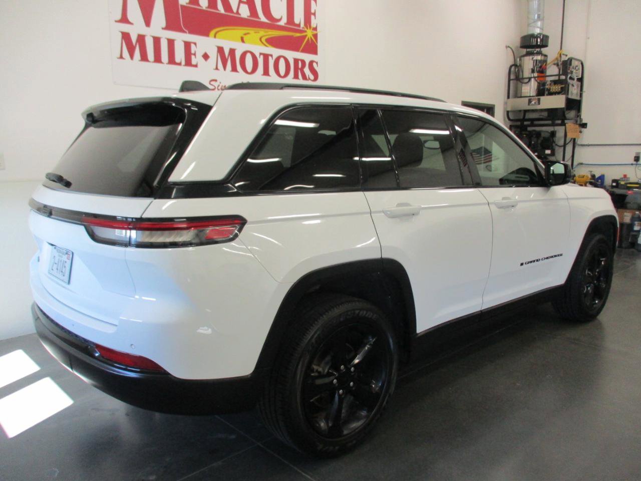 Used 2023 Jeep Grand Cherokee Altitude AWD/4WD image 7