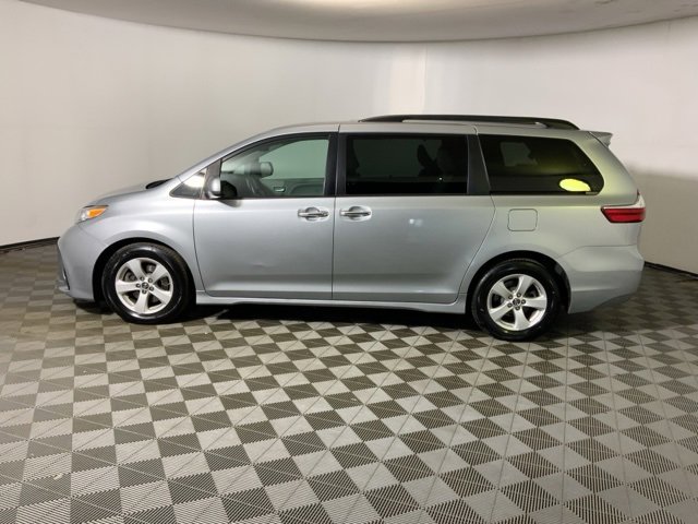 Used 2019 Toyota Sienna LE w/ LE Preferred Package image 14