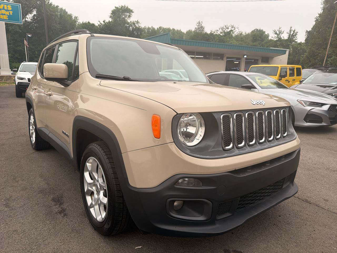 Used 2016 Jeep Renegade Latitude FWD image 3