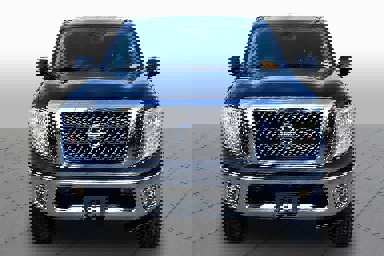 Used 2018 Nissan Titan SV w/ SV Convenience Package image 4