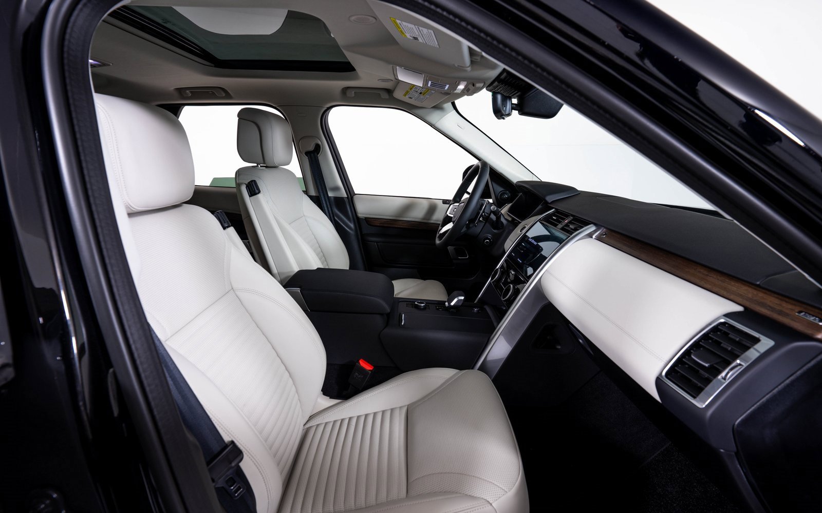 Used 2025 Land Rover Discovery S image 15