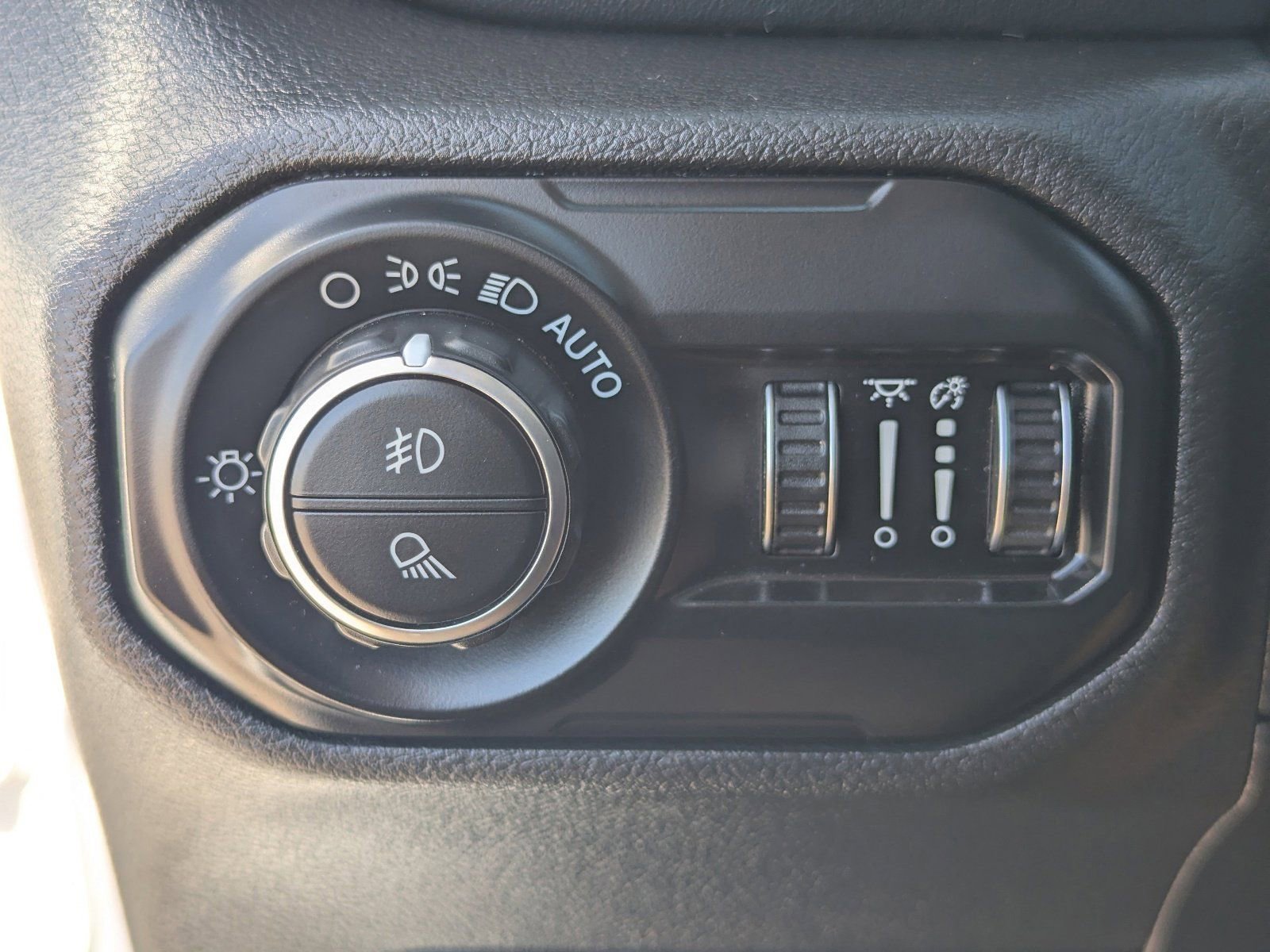 Used 2020 Jeep Gladiator Overland AWD/4WD image 30