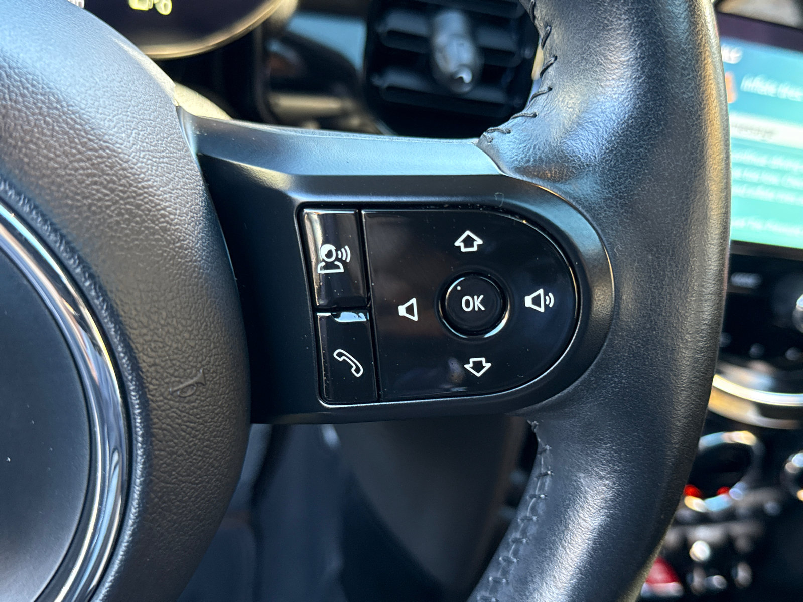Used 2023 MINI Cooper 4-Door Hardtop FWD image 13