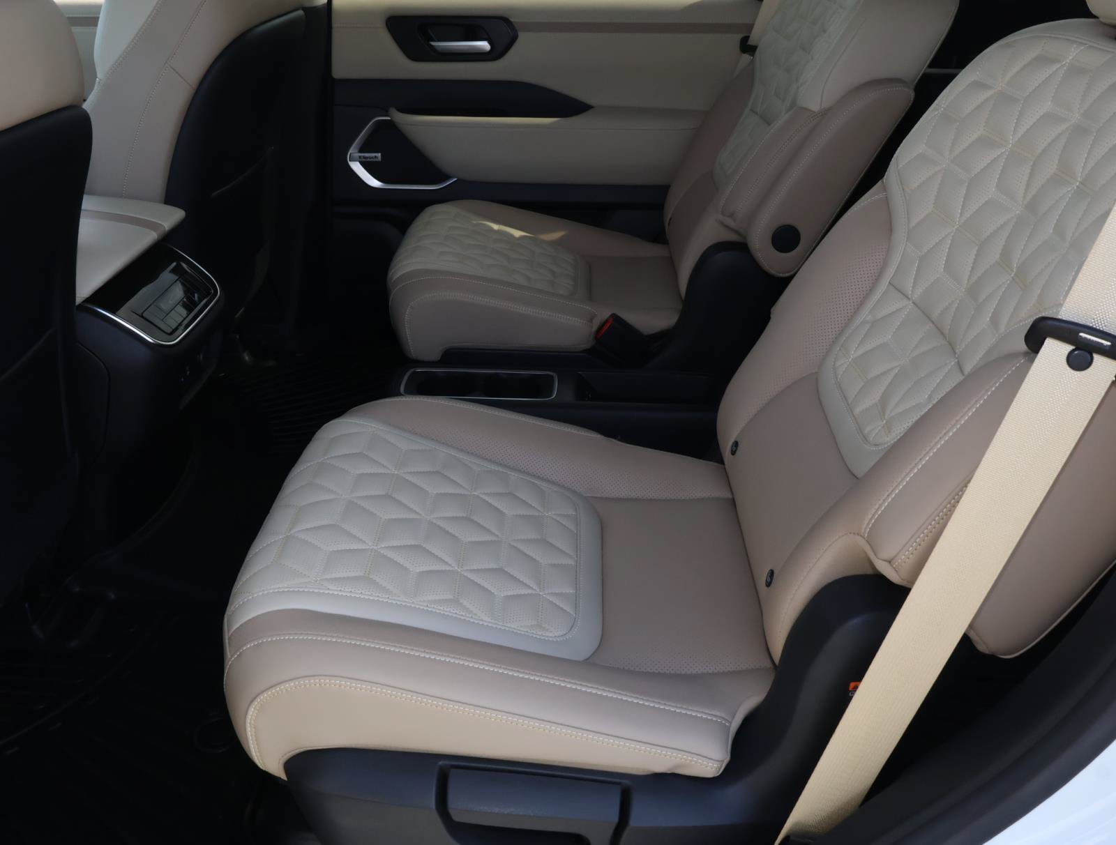 Used 2025 Nissan Armada Platinum Reserve RWD image 22