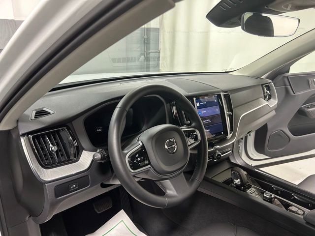 Used 2025 Volvo XC60 B5 Plus image 12