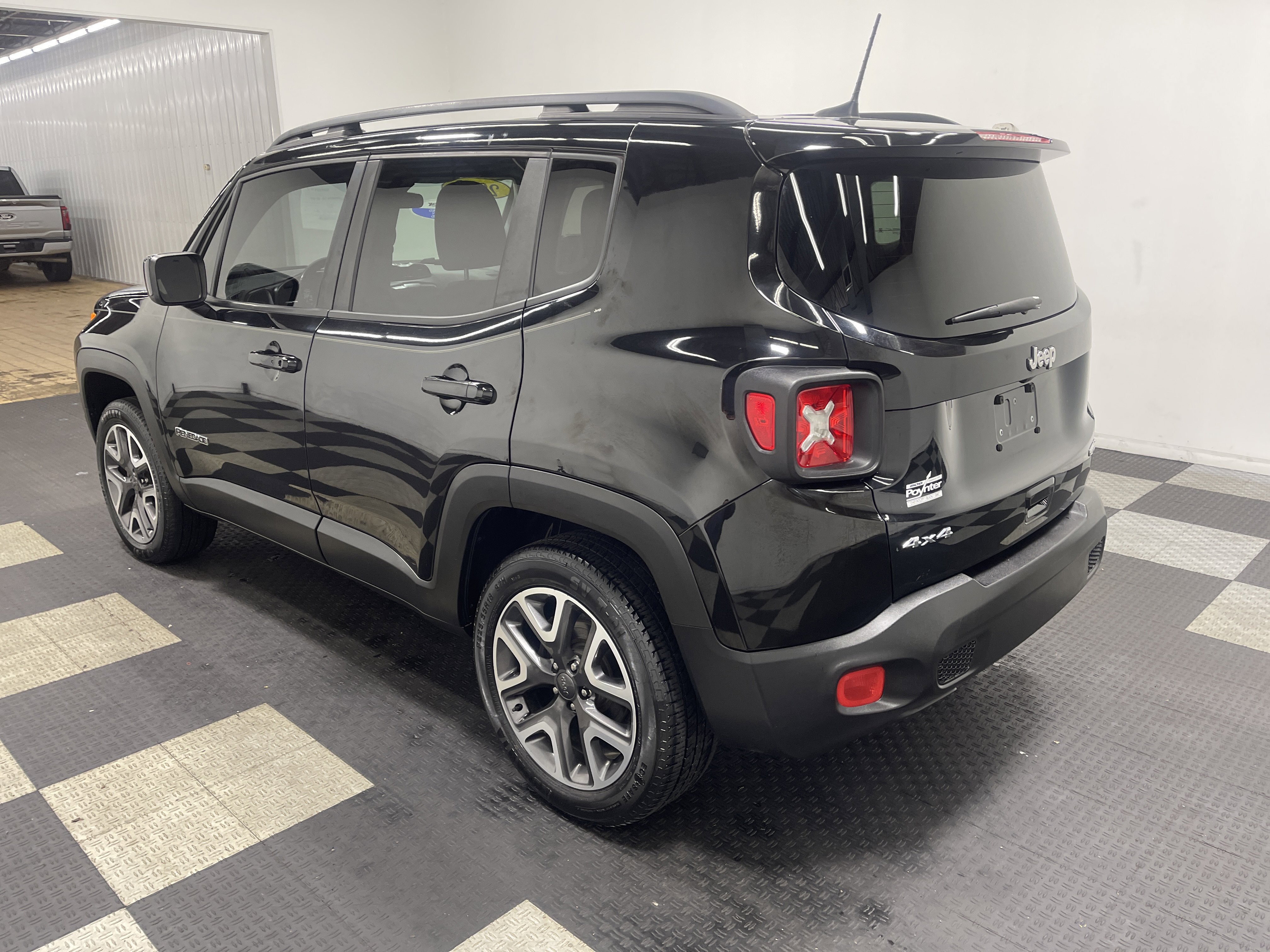 Used 2018 Jeep Renegade Latitude w/ Cold Weather Group image 2