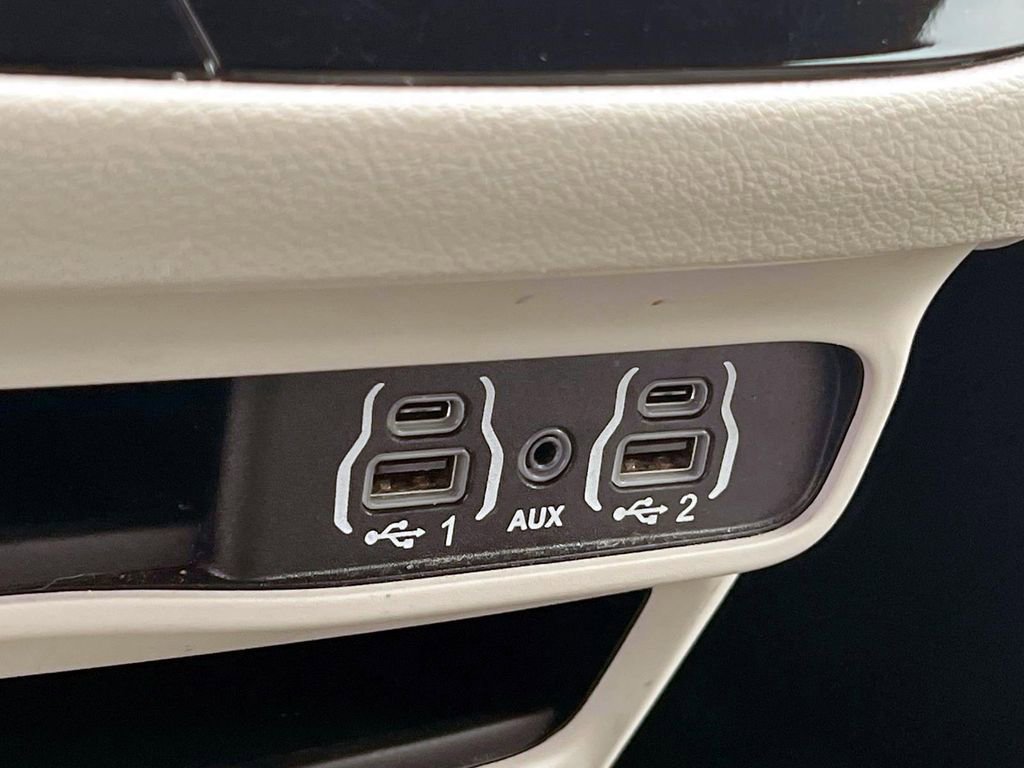 Certified 2021 Chrysler Voyager Lxi image 27