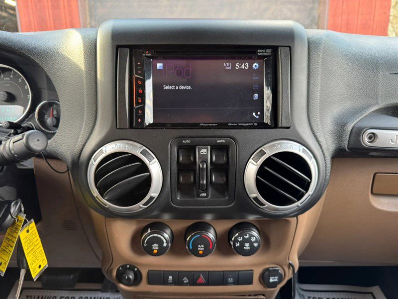 Used 2015 Jeep Wrangler Unlimited Rubicon w/ Connectivity Group image 18