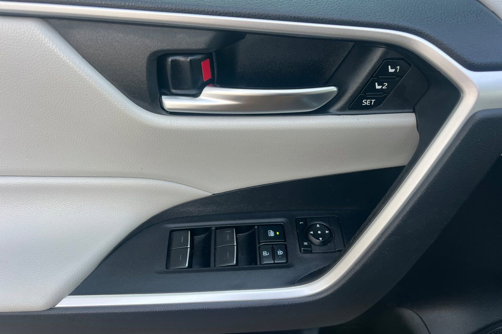 Used 2022 Toyota RAV4 XLE Premium image 11