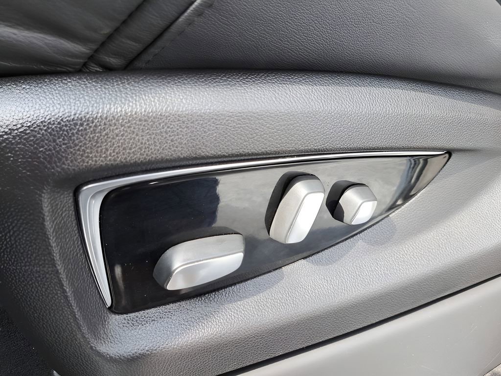 Used 2019 Cadillac Escalade Premium Luxury image 17