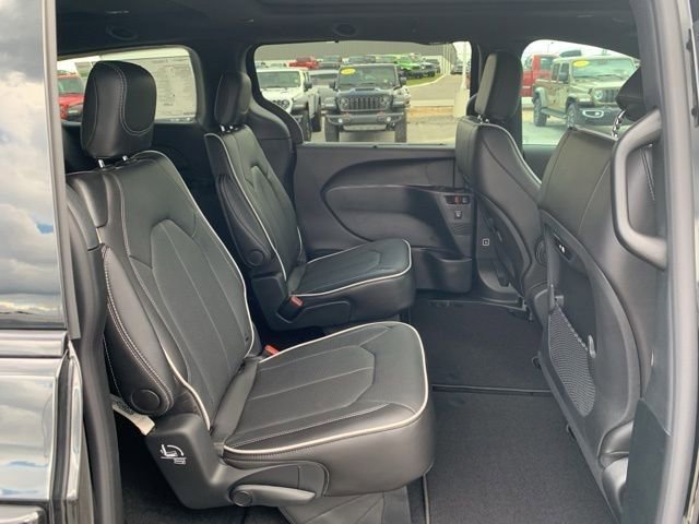 New 2026 Chrysler Pacifica Limited w/ S Appearance Package image 28