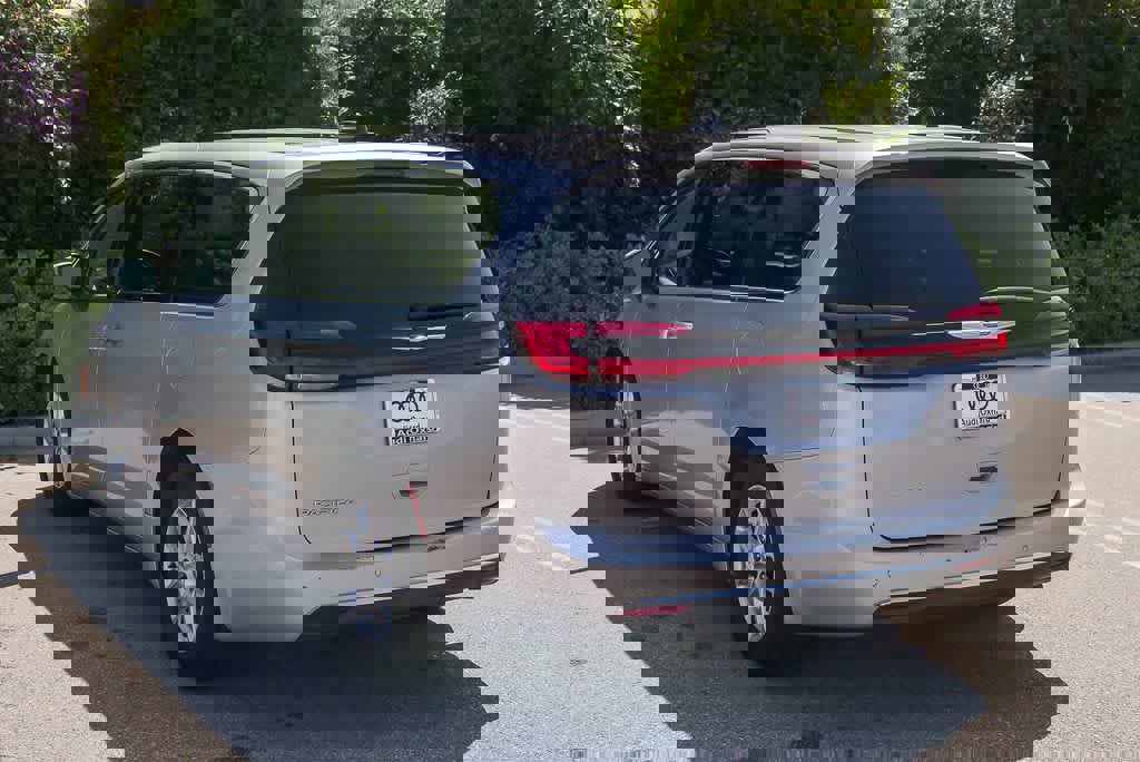 Used 2023 Chrysler Pacifica Touring-L image 11