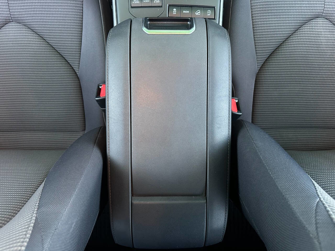 Used 2020 Toyota Highlander LE image 30