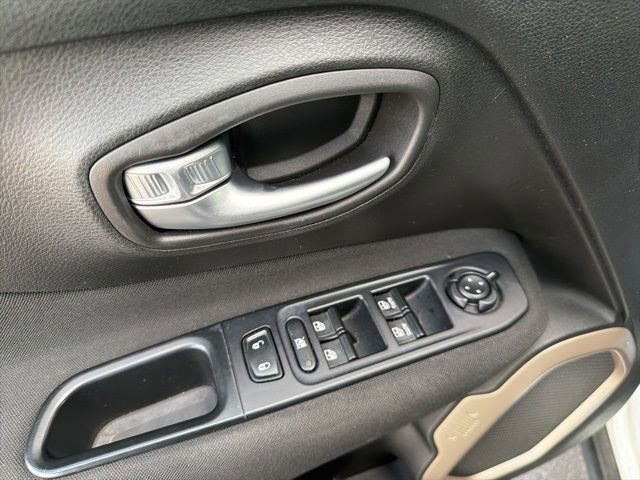 Used 2017 Jeep Renegade Latitude w/ Popular Equipment Group image 23