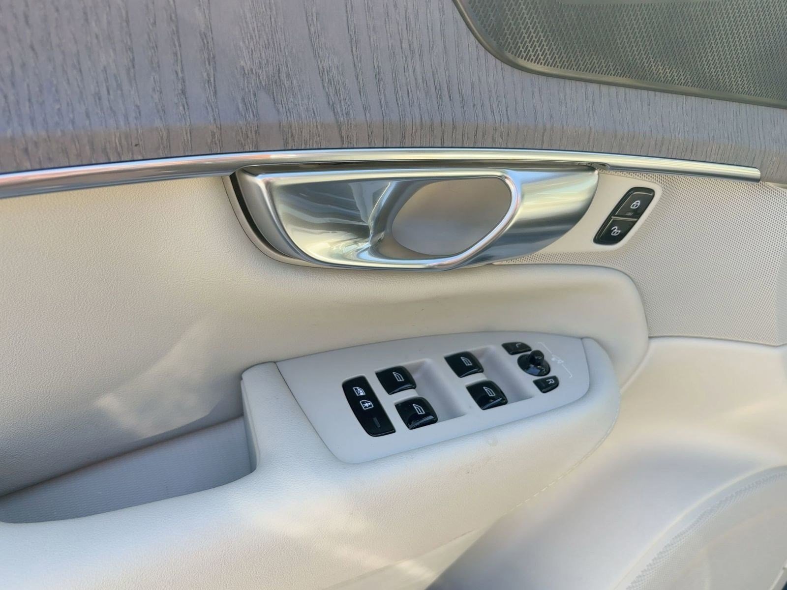 New 2026 Volvo XC90 B6 Ultra w/ Protection Package image 12