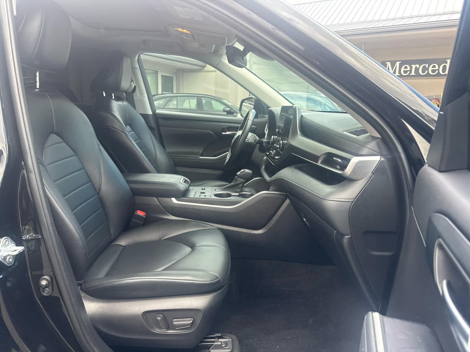 Used 2023 Toyota Highlander XLE FWD image 25