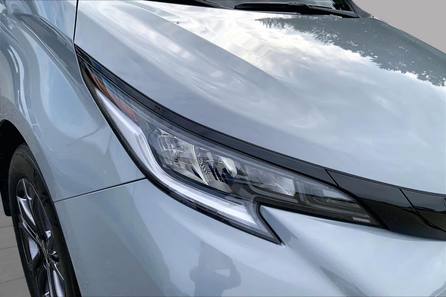 Used 2025 Toyota Sienna XSE w/ XSE Plus Package AWD/4WD image 27