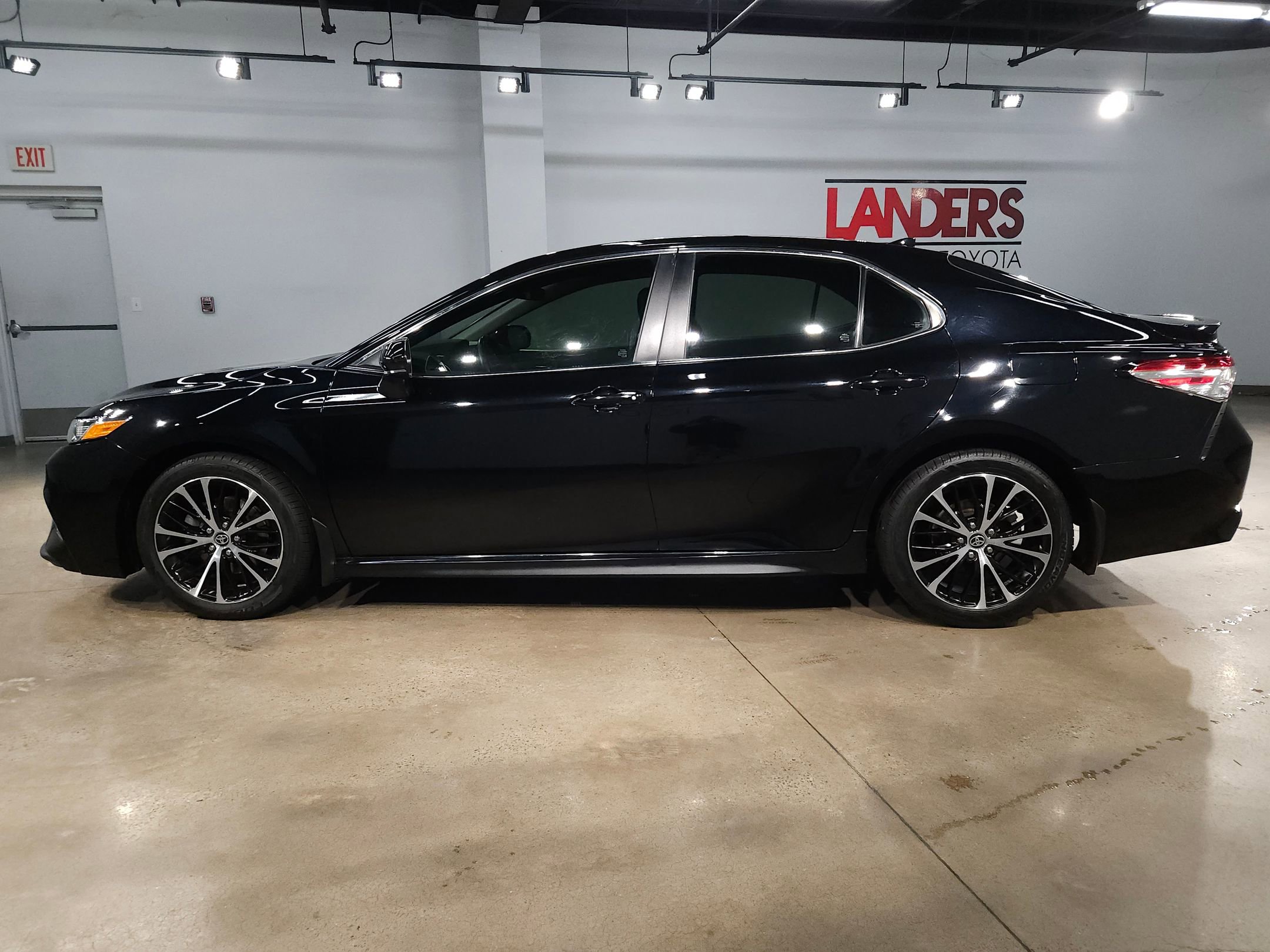 Used 2020 Toyota Camry SE image 4