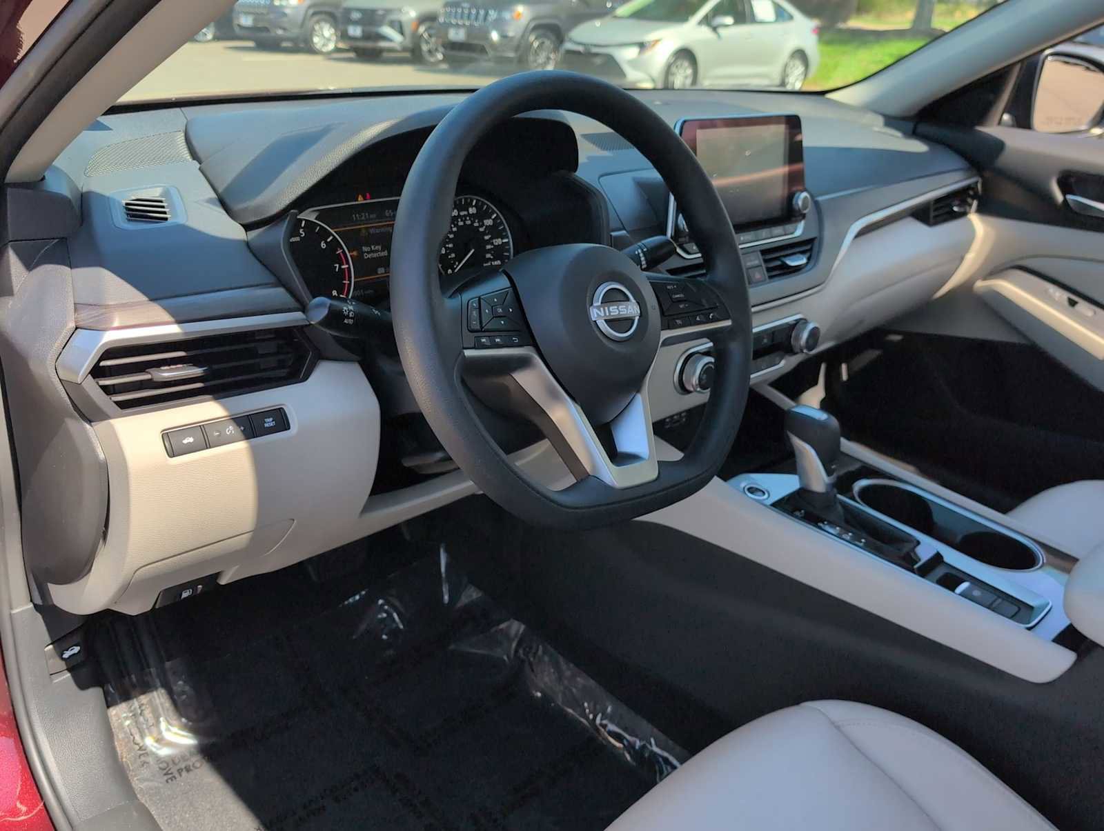 Used 2024 Nissan Altima 2.5 SV image 10