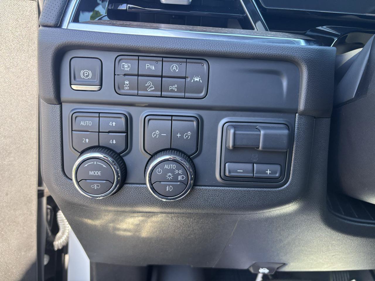 Used 2025 Chevrolet Suburban High Country AWD/4WD image 19