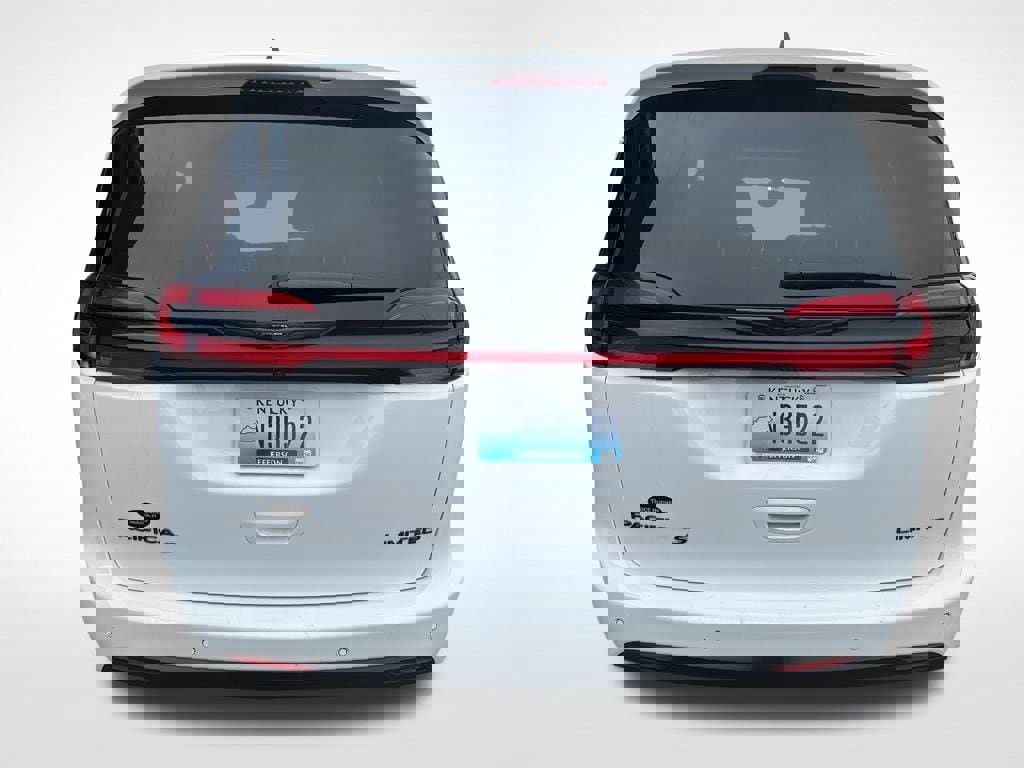 Used 2025 Chrysler Pacifica Limited image 9
