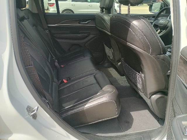 Used 2023 Jeep Grand Cherokee Limited w/ Black Appearance Package AWD/4WD image 17