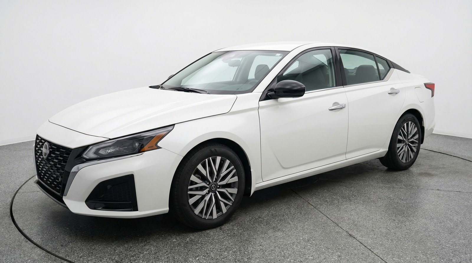 Used 2025 Nissan Altima 2.5 SV FWD image 2