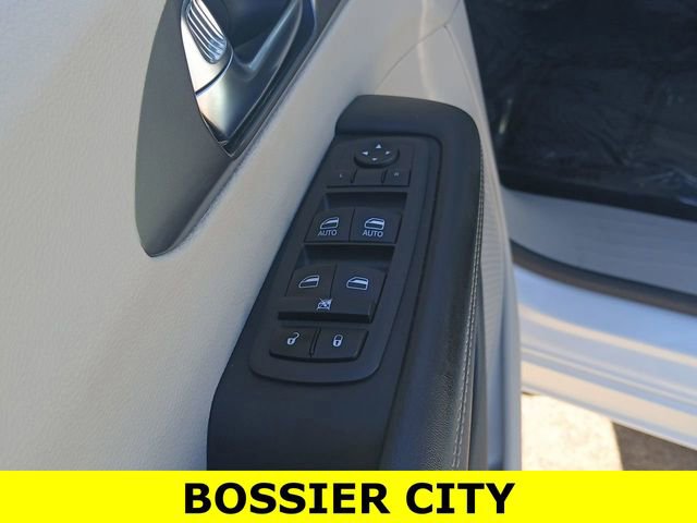 Used 2023 Chrysler Pacifica Touring-L image 22