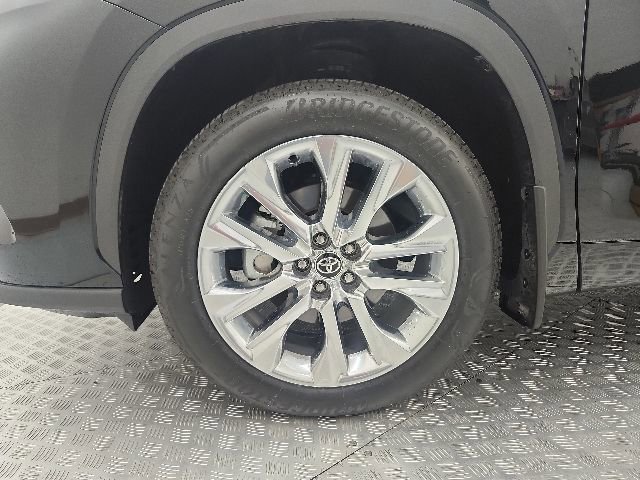 Certified 2025 Toyota Highlander Limited AWD/4WD image 16