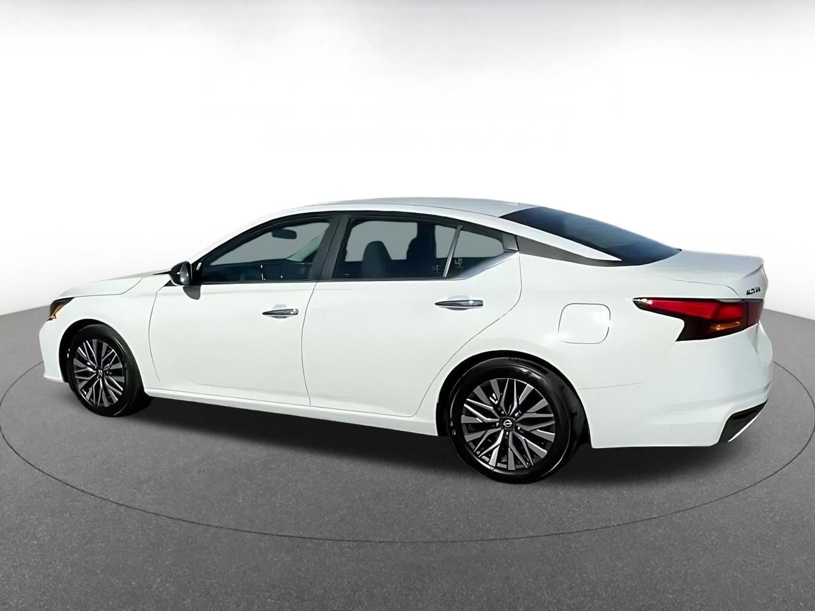 Used 2025 Nissan Altima 2.5 SV image 10