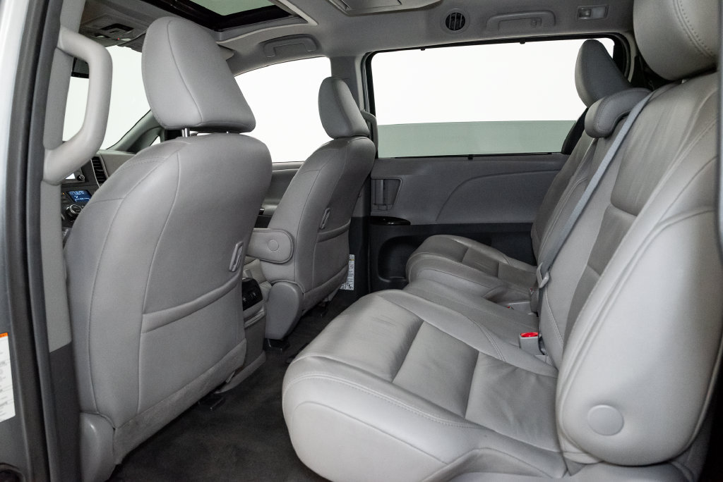 Used 2018 Toyota Sienna XLE Premium FWD image 24