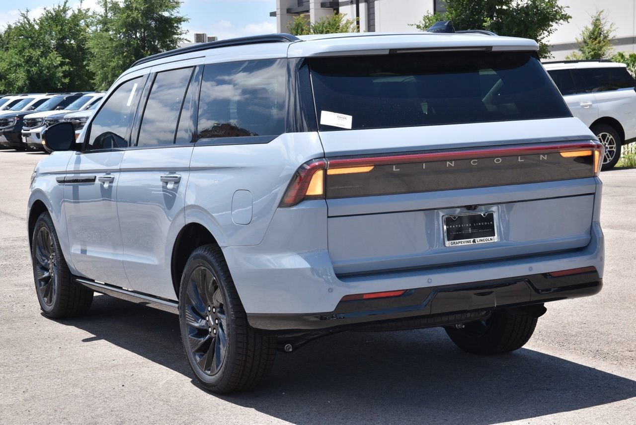 New 2026 Lincoln Navigator Reserve w/ Jet Appearance Package AWD/4WD image 9