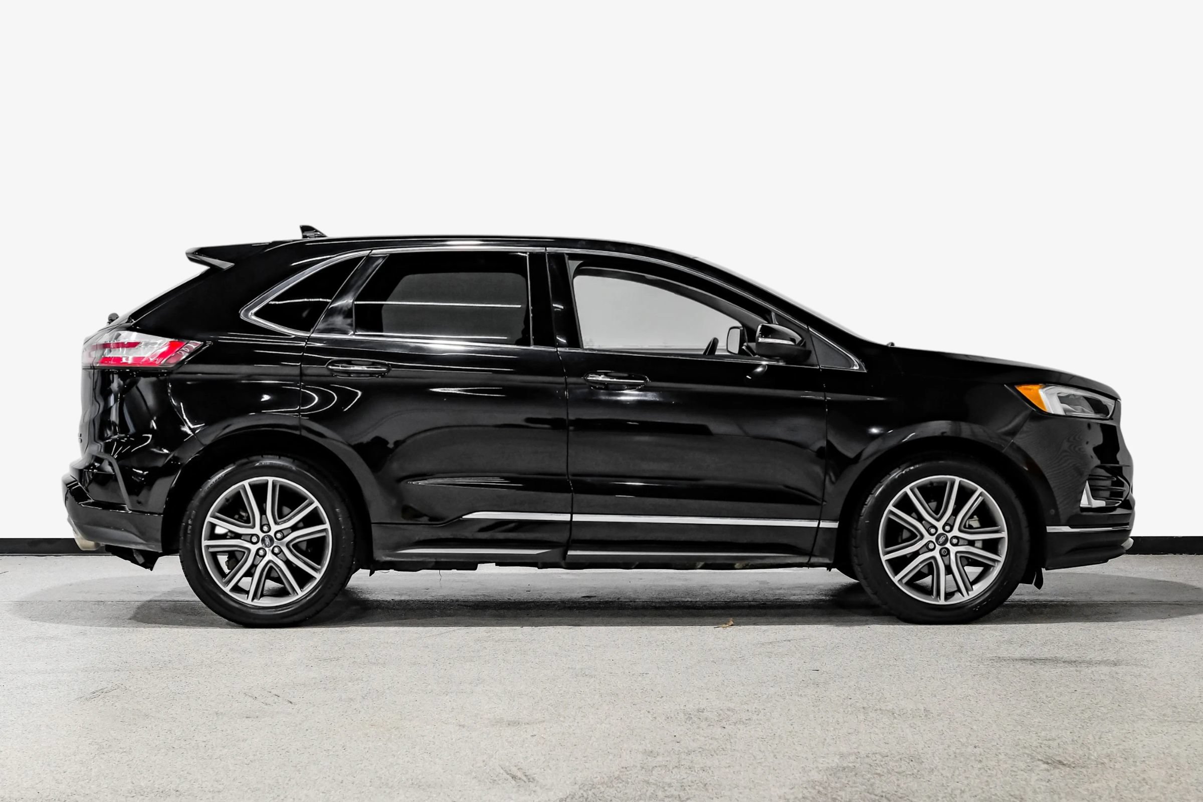 Used 2019 Ford Edge Titanium w/ Equipment Group 301A FWD image 5