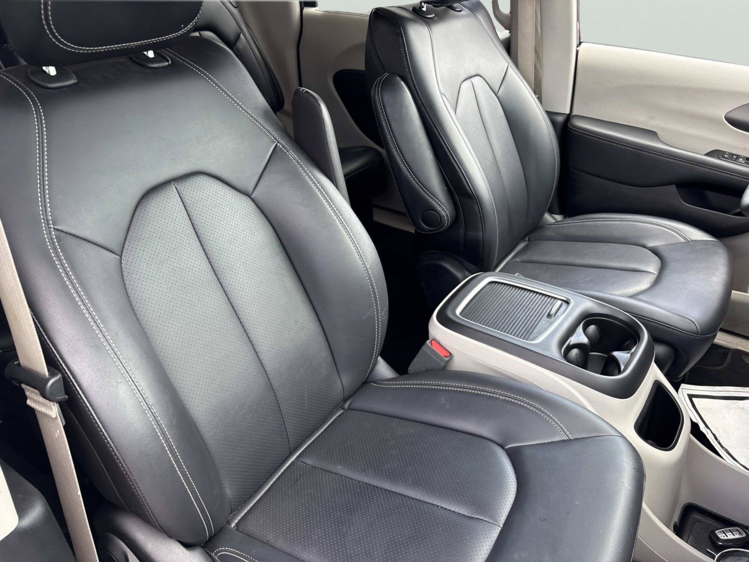 Used 2024 Chrysler Pacifica Touring-L FWD image 19