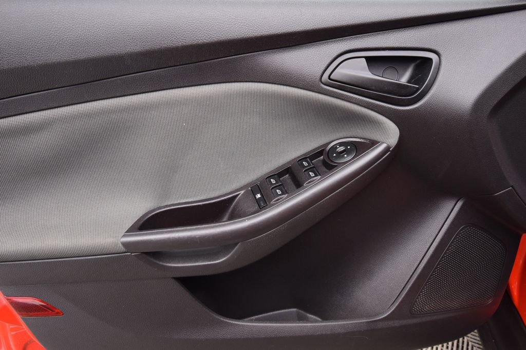 Used 2012 Ford Focus SE w/ SE Winter Pkg image 20