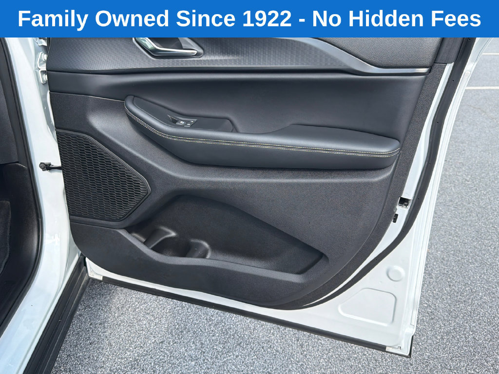 Used 2025 Jeep Grand Cherokee Altitude AWD/4WD image 14
