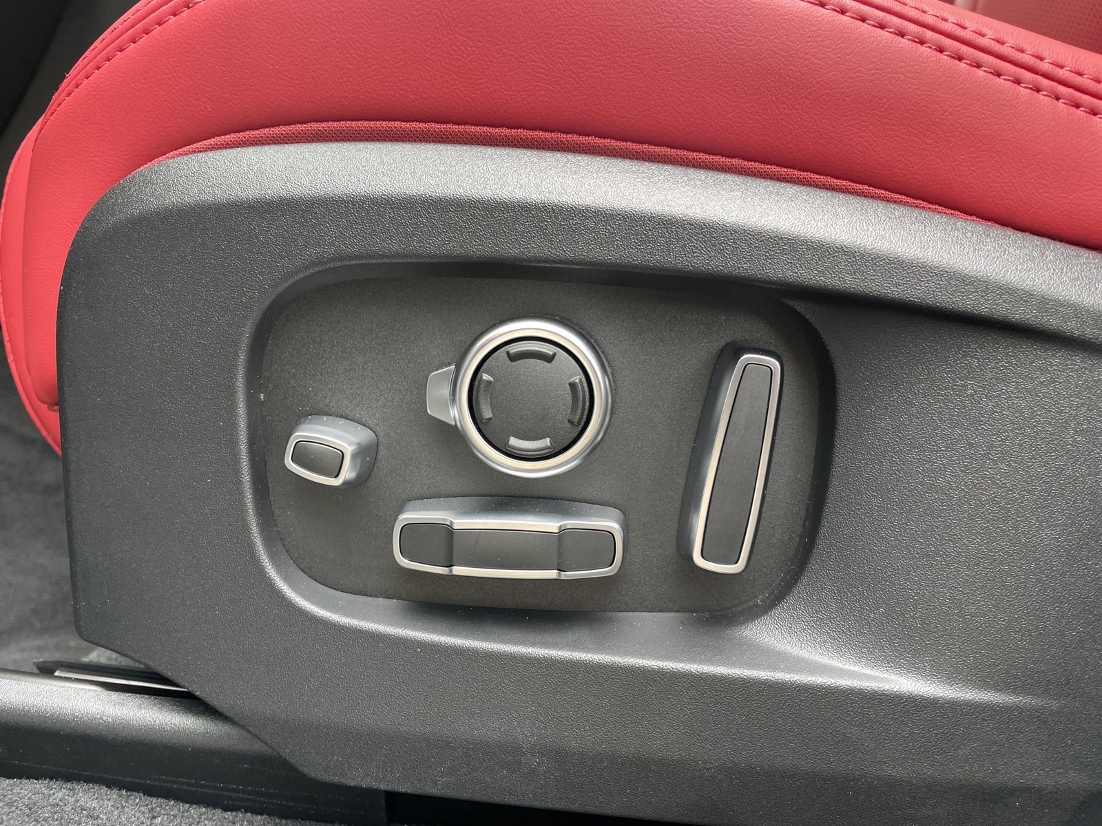 New 2025 Jaguar F-PACE R-Dynamic S image 12