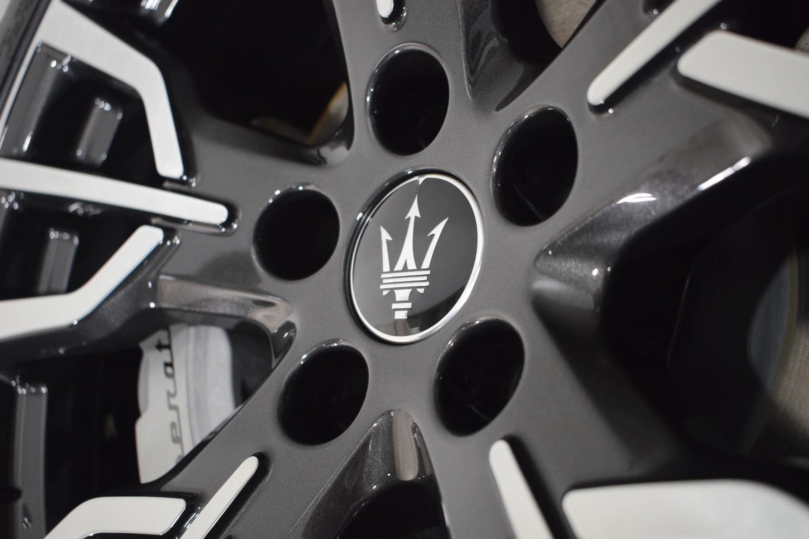 Certified 2025 Maserati Grecale Modena AWD/4WD image 17