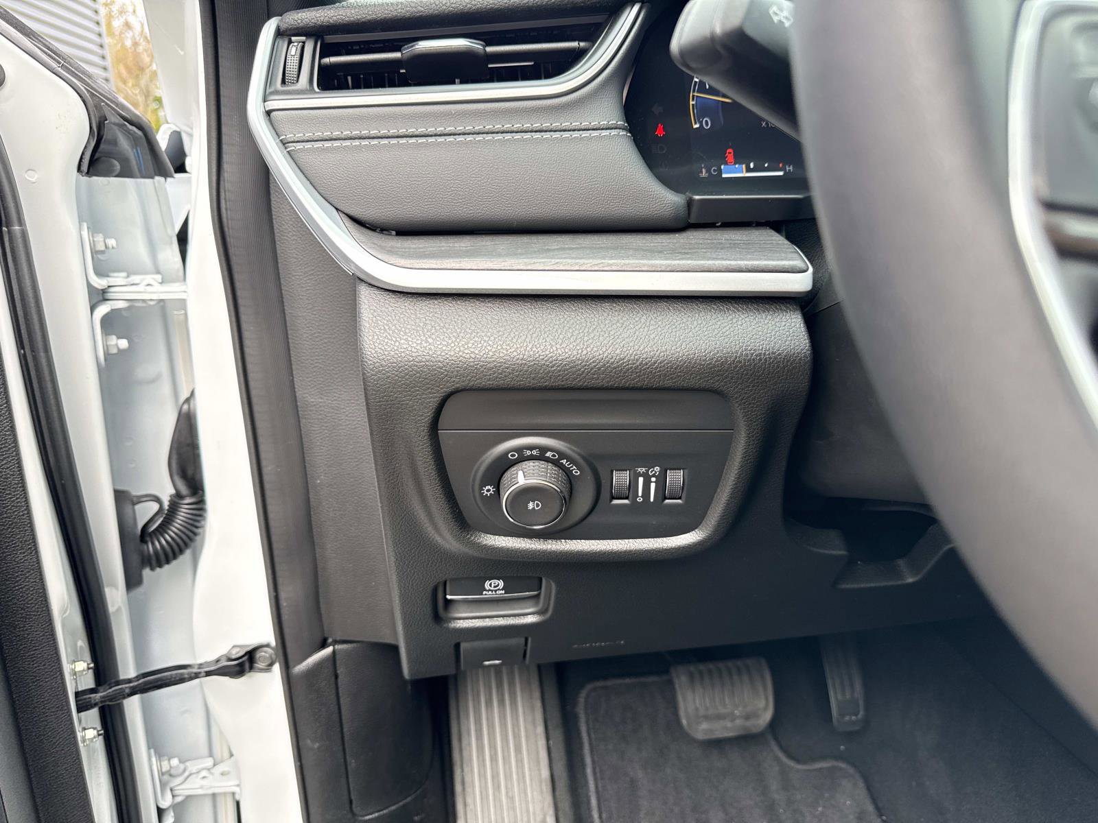 Used 2025 Jeep Grand Cherokee Limited w/ Black Appearance Package image 34