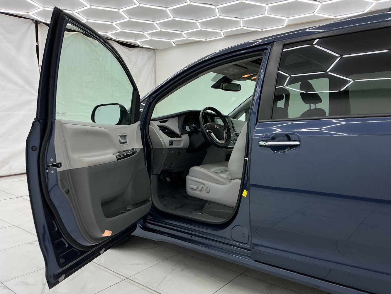 Used 2020 Toyota Sienna XLE AWD/4WD image 16