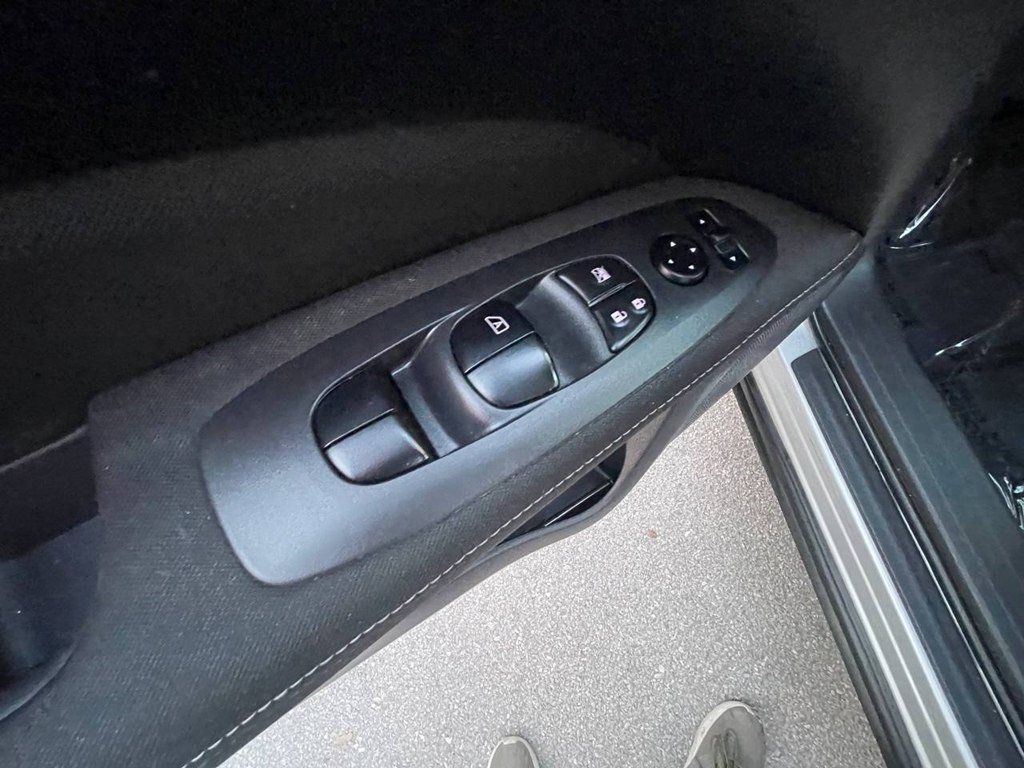 Used 2017 Nissan Pathfinder S image 29