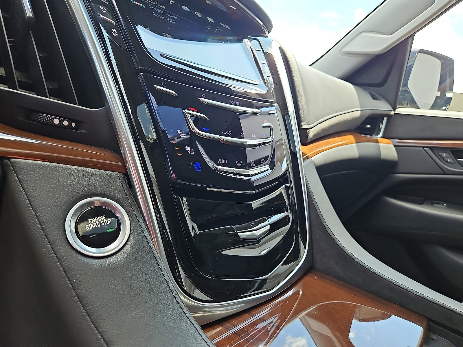 Used 2020 Cadillac Escalade ESV Luxury AWD/4WD image 16
