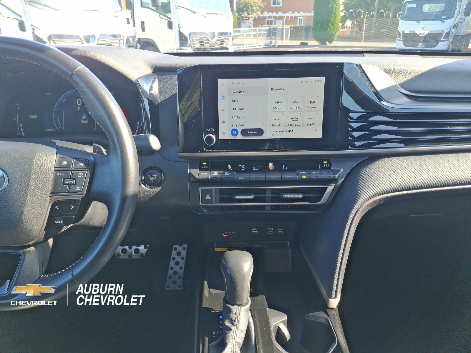 Used 2025 Toyota Camry SE FWD image 11