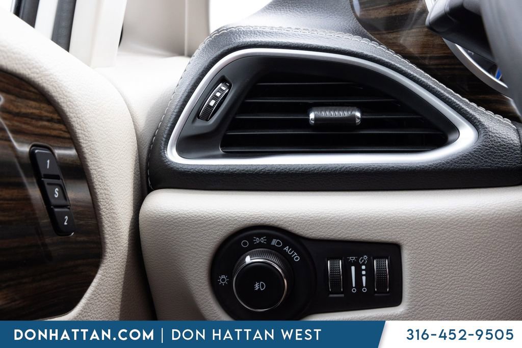Used 2023 Chrysler Pacifica Limited FWD image 8
